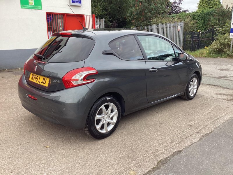 PEUGEOT 208